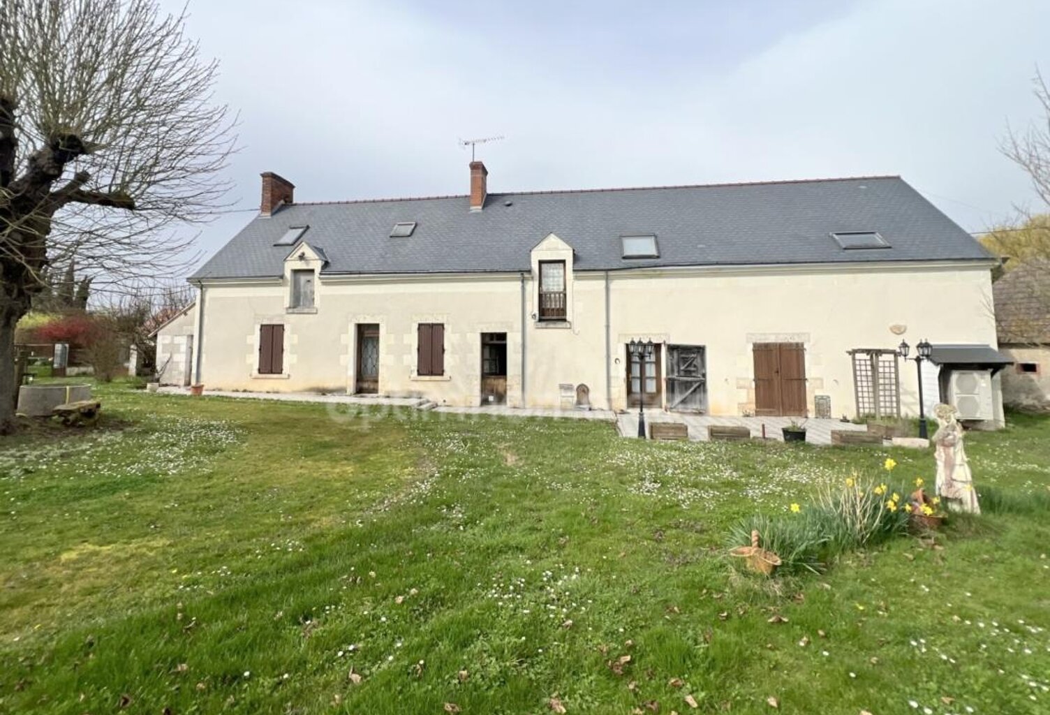 Au coeur du charmant village de Poulaines, une authentique longère de 6 pièces accompagnée de ses dépendances, offrant un cadre de vie paisible et un beau potentiel d'aménagement — photo 1