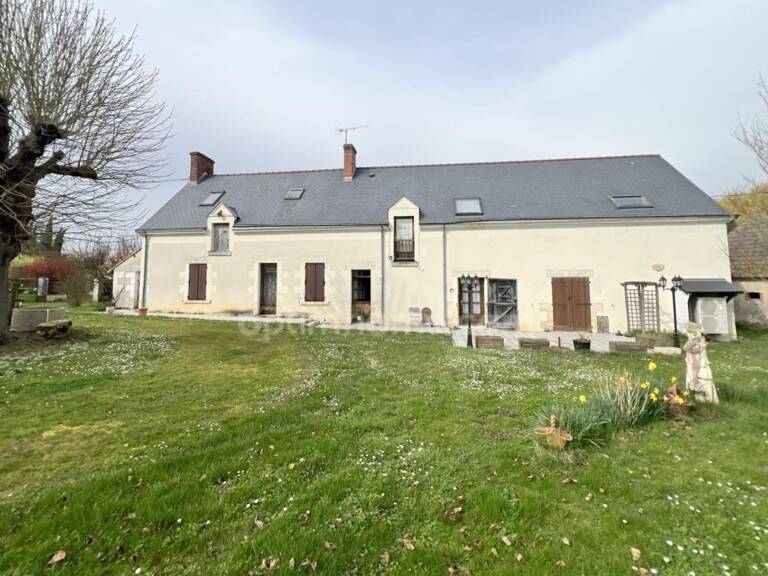 Au coeur du charmant village de Poulaines, une authentique longère de 6 pièces accompagnée de ses dépendances, offrant un cadre de vie paisible et un beau potentiel d'aménagement — photo 1
