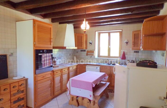 Au coeur du charmant village de Poulaines, une authentique longère de 6 pièces accompagnée de ses dépendances, offrant un cadre de vie paisible et un beau potentiel d'aménagement — photo 3