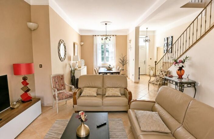 MIRAMAS (13) | Magnifique maison de ville T7 de caractère (4 chambres) de 150 m² sur terrain de 402 m² et stationnements privatifs — photo 5