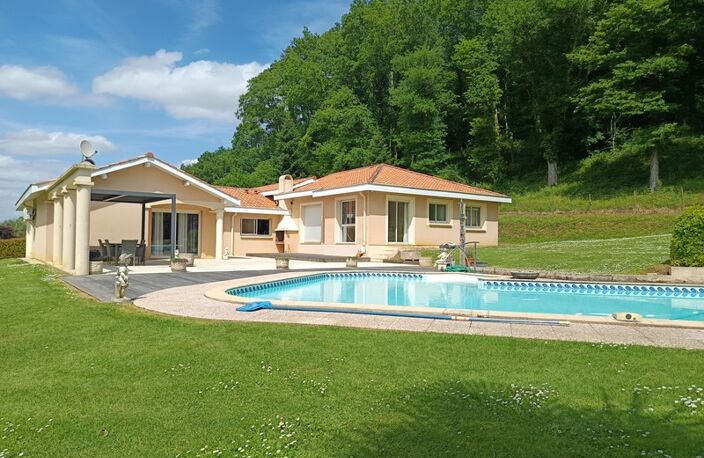 SUPERBE CONTEMPORAINE AVEC PISCINE DANS UN  CADRE IDYLIQUE — photo 2