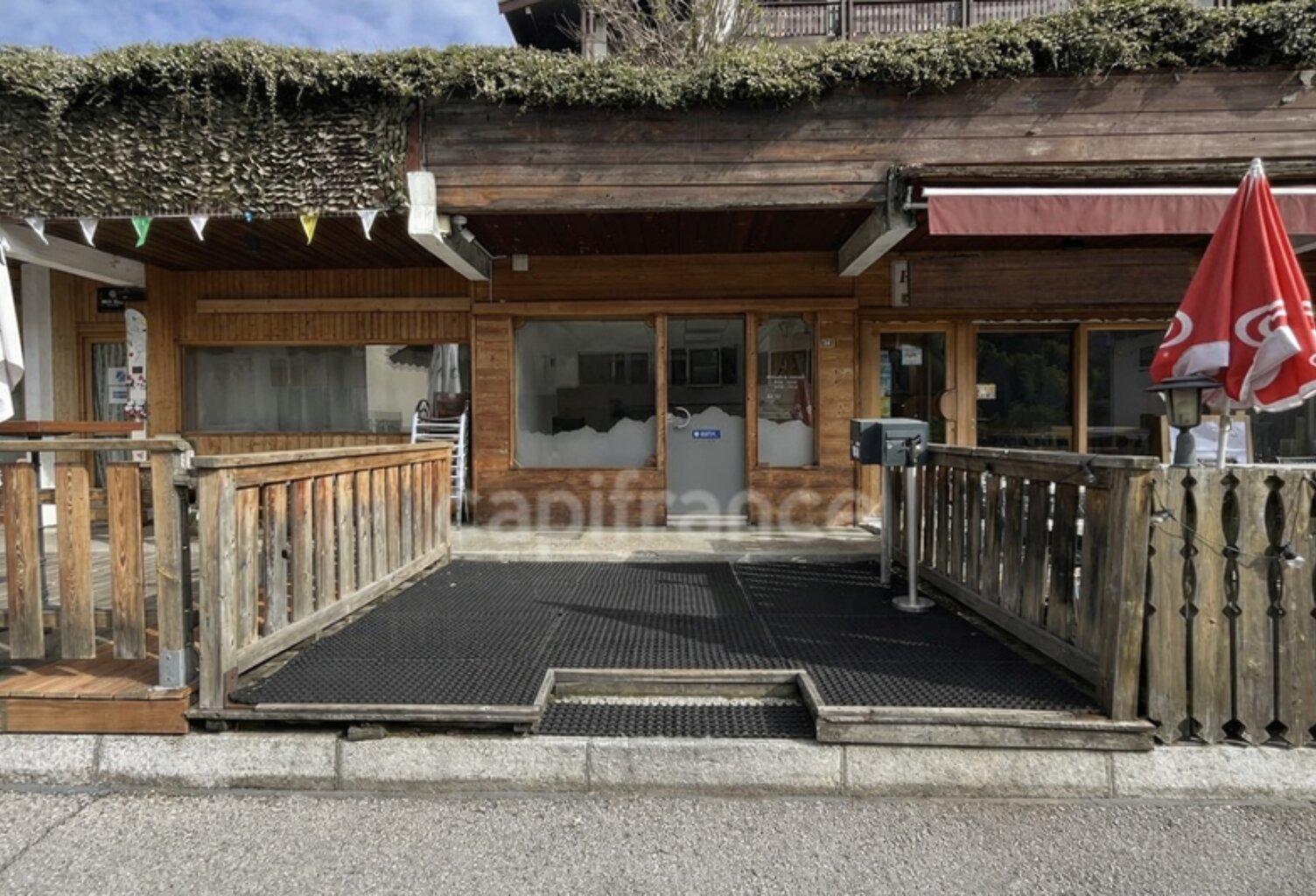 A Vendre : Local pour activité professionnelle ou bureaux au coeur du Grand Bornand - Emplacement stratégique dans une station dynamique — photo 1