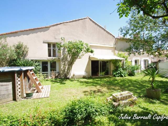 Maison en pierre de 186,64 m² avec 3 chambres rénovée en 1999 sur un terrain de 413 m² — photo du bien
