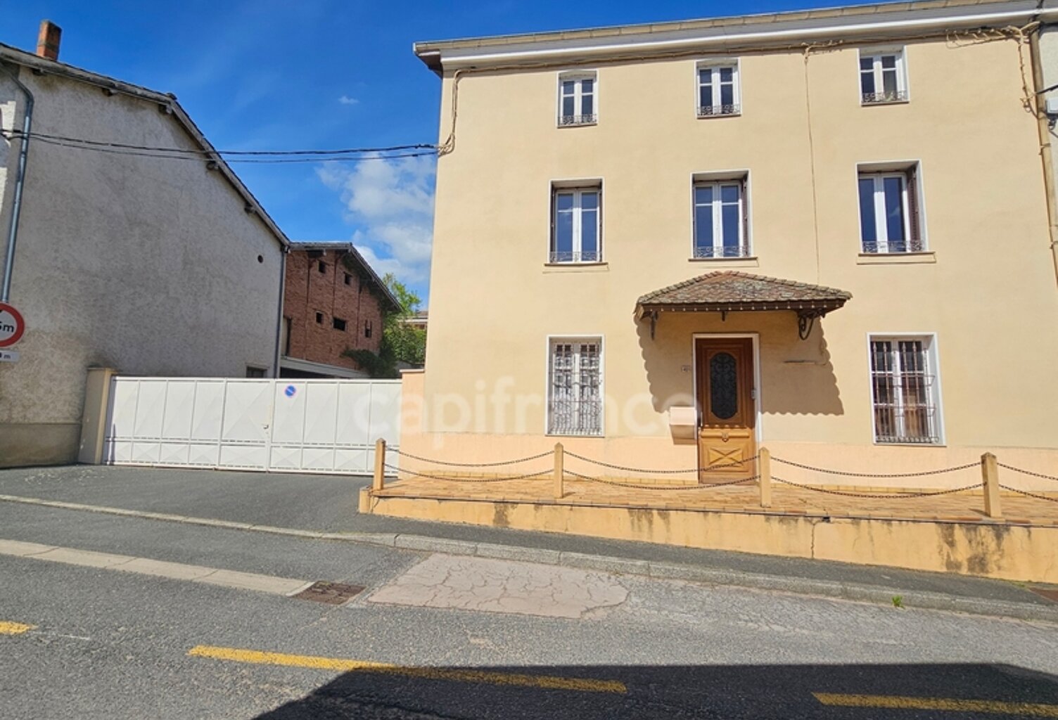 Maison à vendre 8 pièces avec sous-sol garage et dépendances et jardin de 1000 m² CHAMBOST LONGESSAIGNE (69) — photo 1