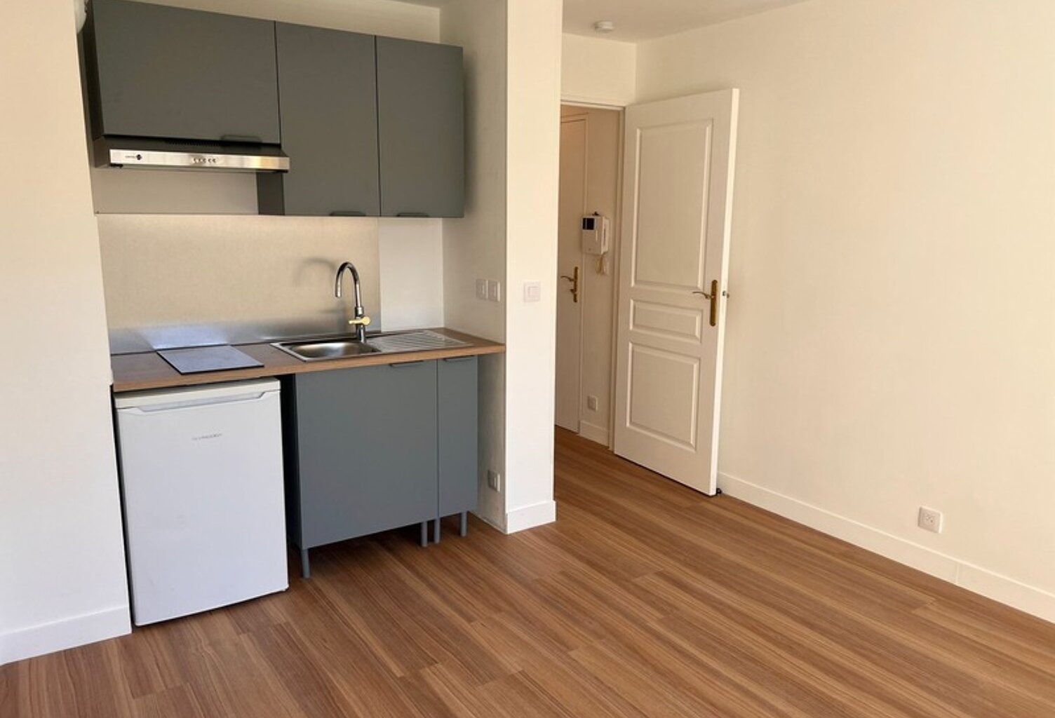 PONTOISE – CENTRE HISTORIQUE – STUDIO AVEC BALCON ET PARKING EN SOUS-SOL — photo 1