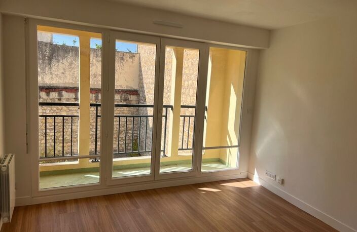 PONTOISE – CENTRE HISTORIQUE – STUDIO AVEC BALCON ET PARKING EN SOUS-SOL — photo 2