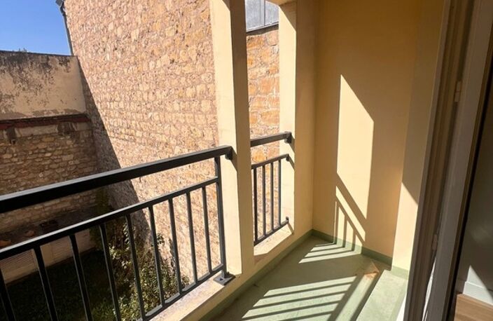 PONTOISE – CENTRE HISTORIQUE – STUDIO AVEC BALCON ET PARKING EN SOUS-SOL — photo 4