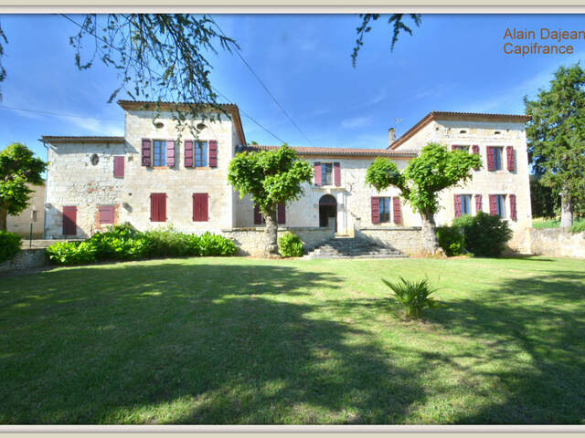 Dpt Lot et Garonne (47), à vendre proche d' AGEN Propriété P8 de 385 m² plus dépendances de 400 M2- Terrain de 25 HA — photo du bien