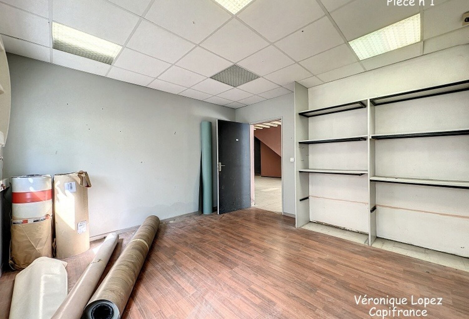 Agen, sortie nord, local  de 353 m² sur deux niveaux avec espace de stockage et bureaux — photo 1