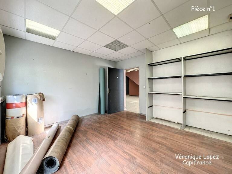 Agen, sortie nord, local  de 353 m² sur deux niveaux avec espace de stockage et bureaux — photo 1