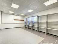 Agen, sortie nord, local  de 353 m² sur deux niveaux avec espace de stockage et bureaux — photo 2