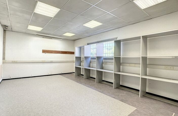 Agen, sortie nord, local  de 353 m² sur deux niveaux avec espace de stockage et bureaux — photo 2