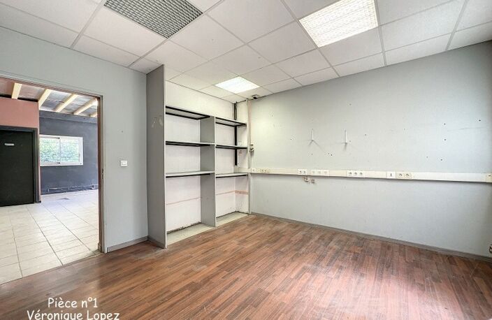 Agen, sortie nord, local  de 353 m² sur deux niveaux avec espace de stockage et bureaux — photo 3