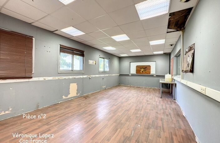 Agen, sortie nord, local  de 353 m² sur deux niveaux avec espace de stockage et bureaux — photo 4