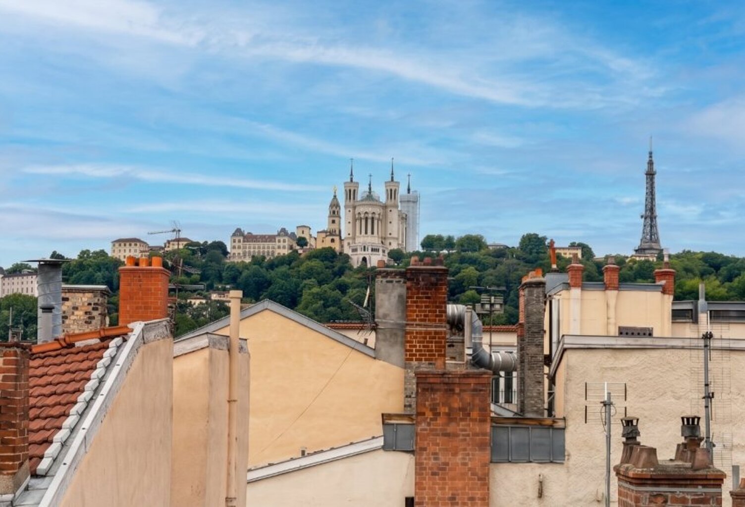 RUE TUPIN – MÉTRO CORDELIERS – STUDIO MANSARDÉ : 27,50 m² AU SOL (13,78 m² CARREZ) — photo 1