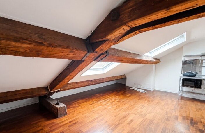 RUE TUPIN – MÉTRO CORDELIERS – STUDIO MANSARDÉ : 27,50 m² AU SOL (13,78 m² CARREZ) — photo 2