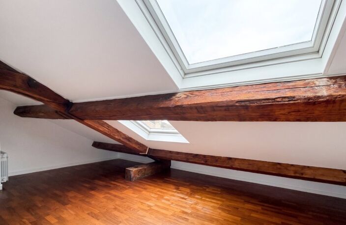 RUE TUPIN – MÉTRO CORDELIERS – STUDIO MANSARDÉ : 27,50 m² AU SOL (13,78 m² CARREZ) — photo 3