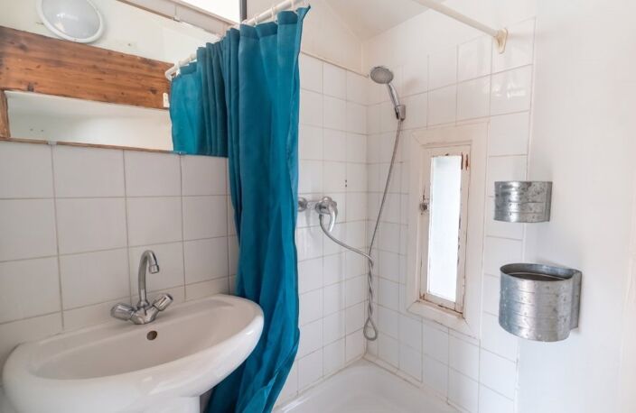 RUE TUPIN – MÉTRO CORDELIERS – STUDIO MANSARDÉ : 27,50 m² AU SOL (13,78 m² CARREZ) — photo 5