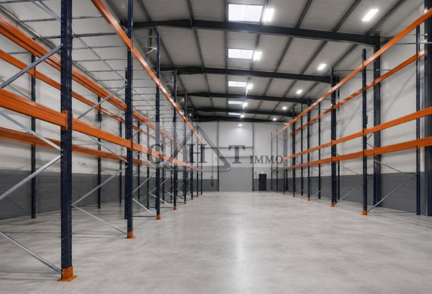 A VENDRE 5226 M² ENTREPOT ET BUREAUX A CREIL — photo 1