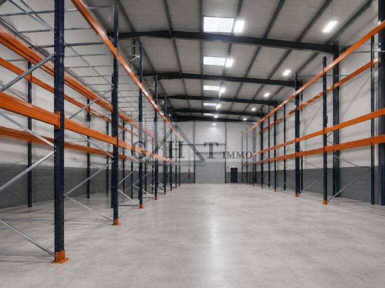 A VENDRE 5226 M² ENTREPOT ET BUREAUX A CREIL — photo 1