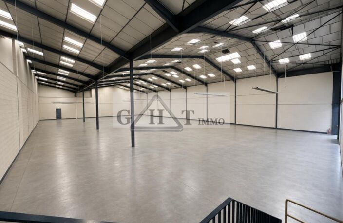 A VENDRE 5226 M² ENTREPOT ET BUREAUX A CREIL — photo 3