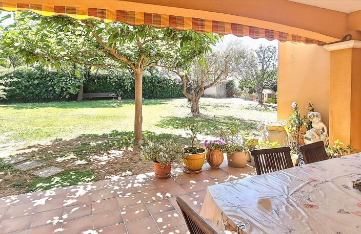 LE PRADET - Propriété de 158 m2 sur un terrain plat de 1203 m2 avec garage de 65 m2 — photo 2