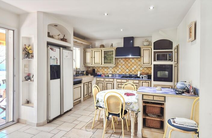 LE PRADET - Propriété de 158 m2 sur un terrain plat de 1203 m2 avec garage de 65 m2 — photo 4