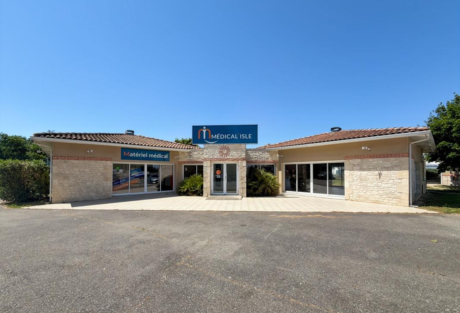 À vendre : Murs commerciaux de 261 m² avec terrasses et parkings – Léguevin — photo 1