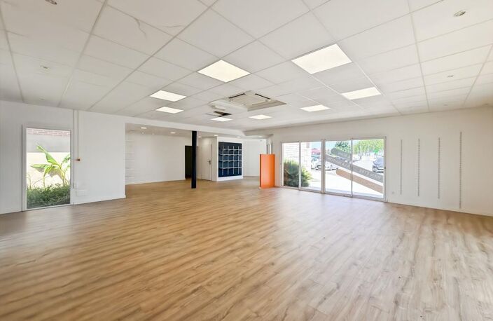 À vendre : Murs commerciaux de 261 m² avec terrasses et parkings – Léguevin — photo 2