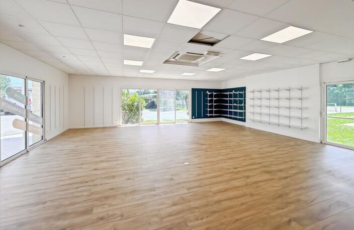 À vendre : Murs commerciaux de 261 m² avec terrasses et parkings – Léguevin — photo 3