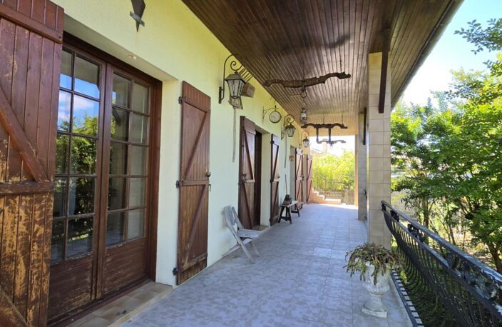 SAINT MEDARD EN JALLES - Maison familiale avec sous-sol intégral, dépendance aménagée et jardin arboré — photo 2