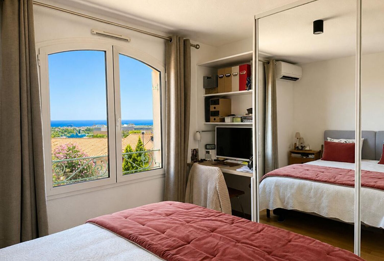BORMES-LES-MIMOSAS - LE PIN - APPARTEMENT VUE MER AUX ALLURES DE VILLA — photo 1