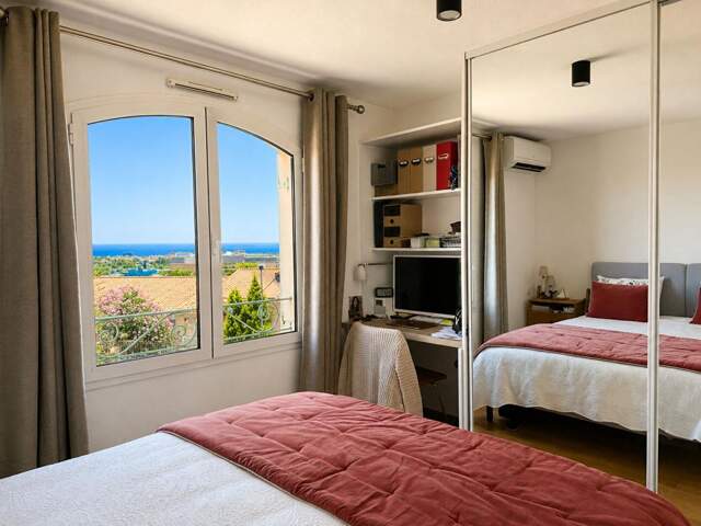 BORMES-LES-MIMOSAS - LE PIN - APPARTEMENT VUE MER AUX ALLURES DE VILLA — photo du bien