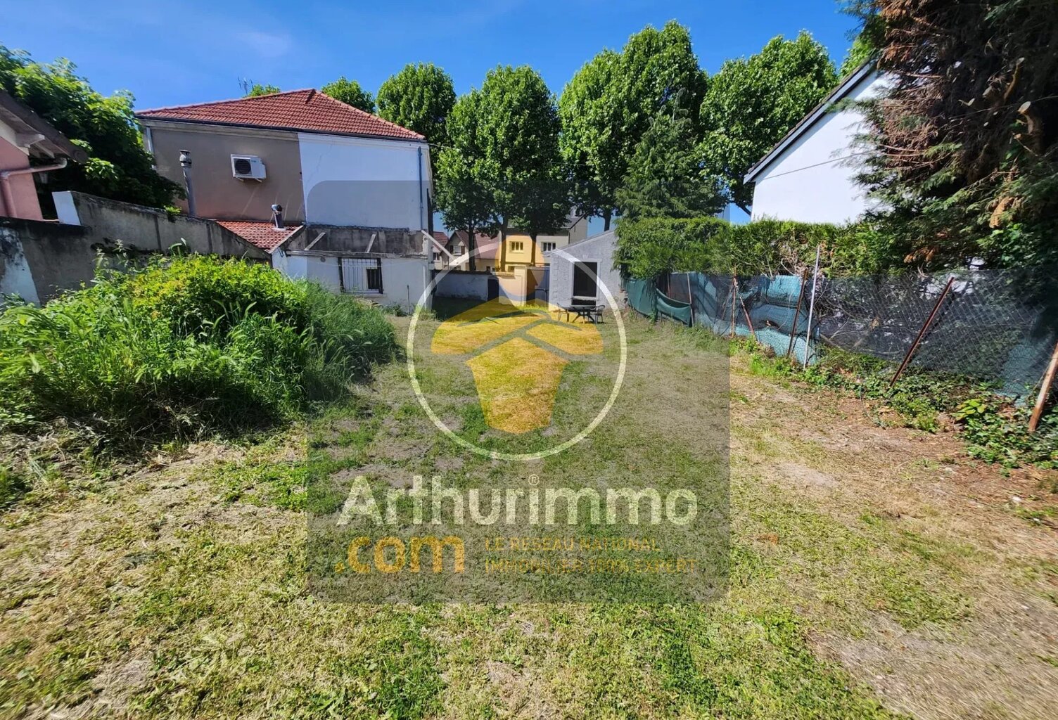 TERRAIN PLAT DE 230 M² A  5MN DE LA GARE — photo 1