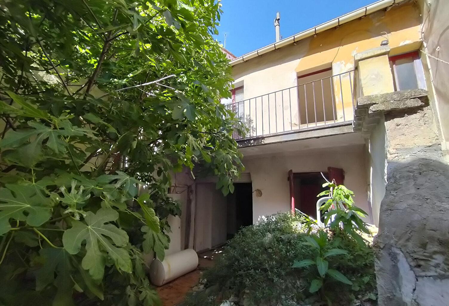 Maison de ville à rénover - Cour et stationnement - 168 m² — photo 1