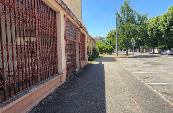 Local commercial d'environ 100 m² avec cave et stationnement à — photo 4