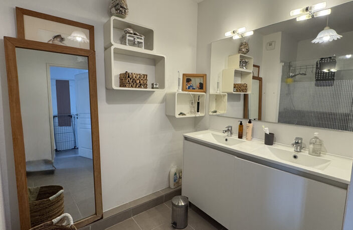 Appartement T 3 avec toit terrasse et double garage. — photo 5