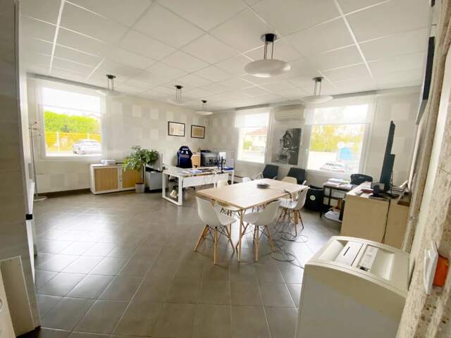 Ensemble immobilier de bureaux de 397 m² — photo du bien