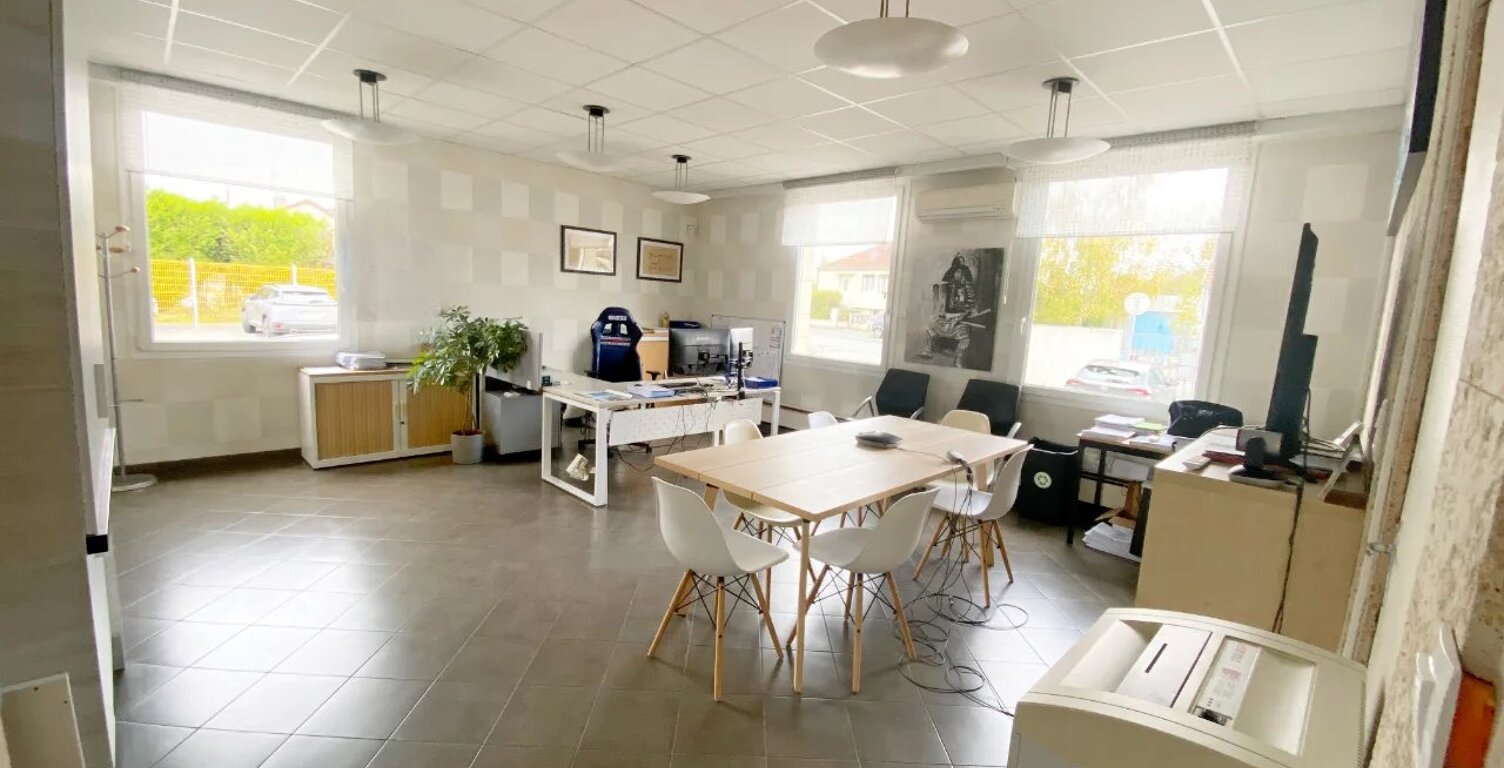 Ensemble immobilier de bureaux de 397 m² — photo 1