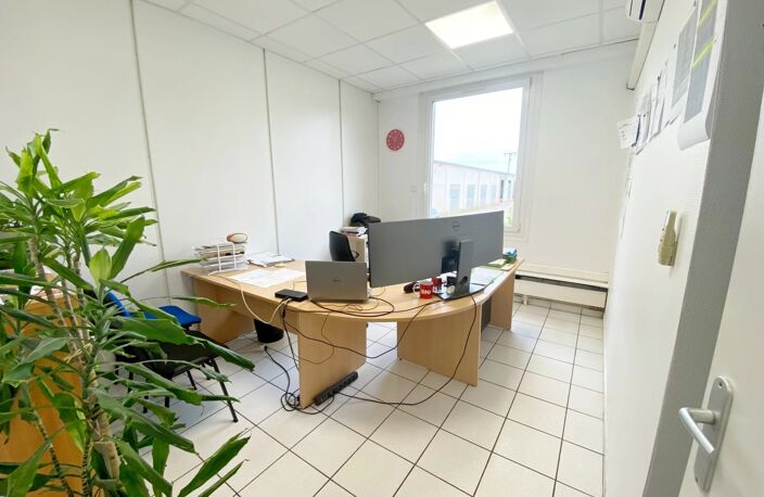 Ensemble immobilier de bureaux de 397 m² — photo 3