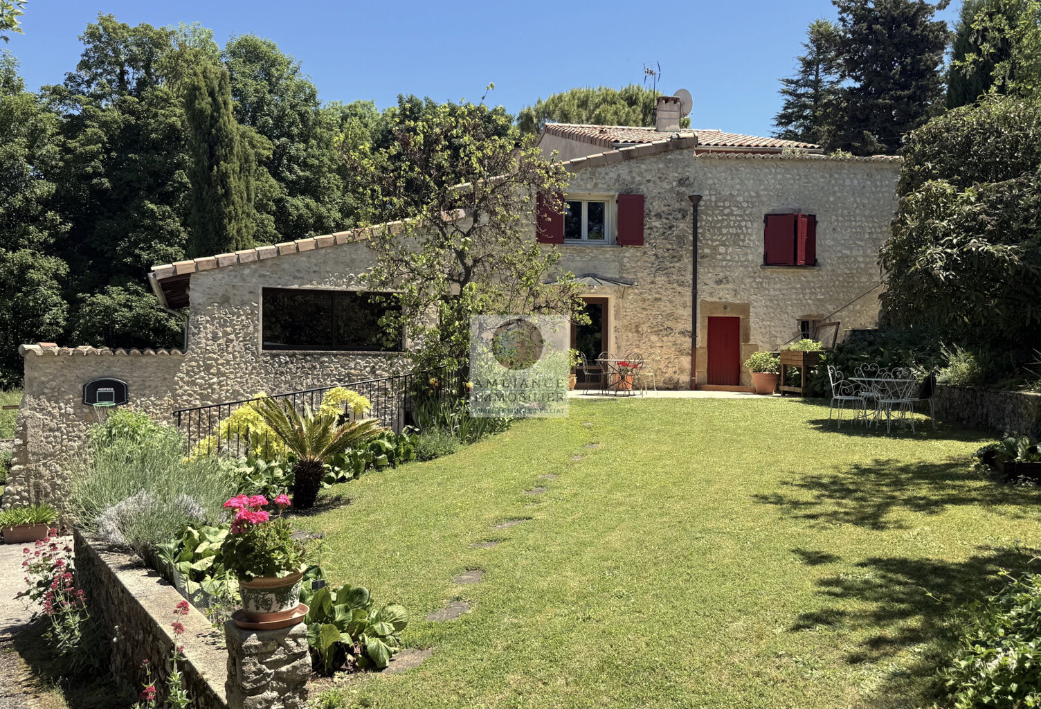 Bâtisse en pierres avec piscine et gîtes — photo 1
