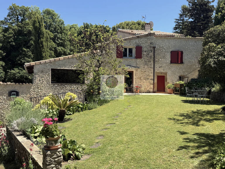 Bâtisse en pierres avec piscine et gîtes — photo 1