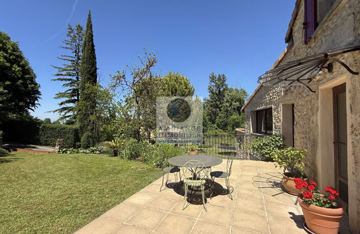Bâtisse en pierres avec piscine et gîtes — photo 2