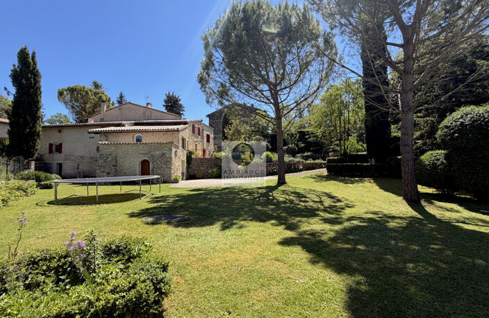 Bâtisse en pierres avec piscine et gîtes — photo 3