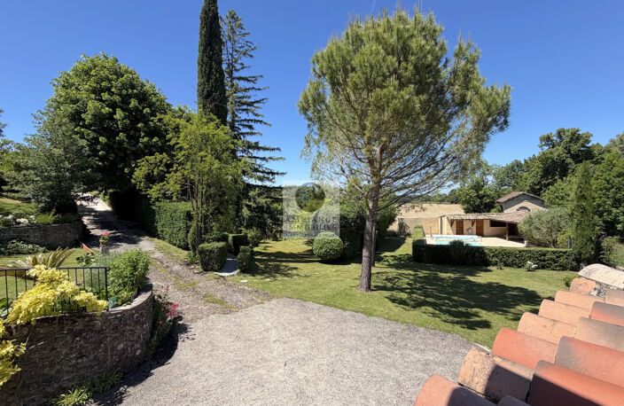 Bâtisse en pierres avec piscine et gîtes — photo 4