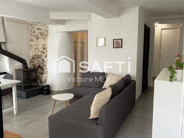 Charmant bas de Villa d'une superficie de 68.5 m2, idéal pour un jeune couple ou personne seule, offrant deux chambres, une salle d'eau avec douche à l'italienneune cuisine neuve toute équipée ouverte sur un séjour cosy, une terrasse avec jardin privatif et dépendance aménageable en atelier, cabinet. — photo du bien