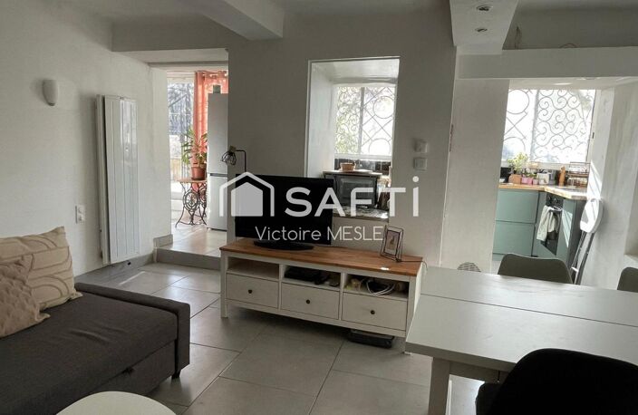 Charmant bas de Villa d'une superficie de 68.5 m2, idéal pour un jeune couple ou personne seule, offrant deux chambres, une salle d'eau avec douche à l'italienneune cuisine neuve toute équipée ouverte sur un séjour cosy, une terrasse avec jardin privatif et dépendance aménageable en atelier, cabinet. — photo 2