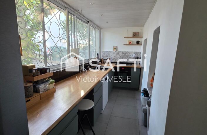 Charmant bas de Villa d'une superficie de 68.5 m2, idéal pour un jeune couple ou personne seule, offrant deux chambres, une salle d'eau avec douche à l'italienneune cuisine neuve toute équipée ouverte sur un séjour cosy, une terrasse avec jardin privatif et dépendance aménageable en atelier, cabinet. — photo 3