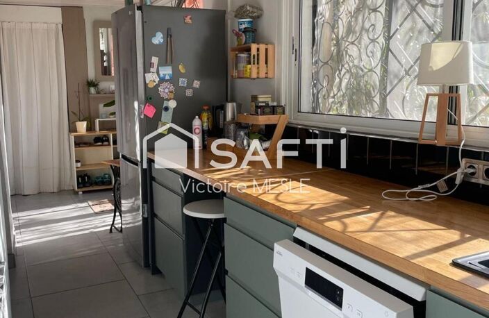 Charmant bas de Villa d'une superficie de 68.5 m2, idéal pour un jeune couple ou personne seule, offrant deux chambres, une salle d'eau avec douche à l'italienneune cuisine neuve toute équipée ouverte sur un séjour cosy, une terrasse avec jardin privatif et dépendance aménageable en atelier, cabinet. — photo 4