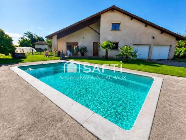 Très belle maison familiale de plain-pied avec piscine et double garage, idéale pour profiter d'un cadre de vie confortable et convivial. — photo du bien